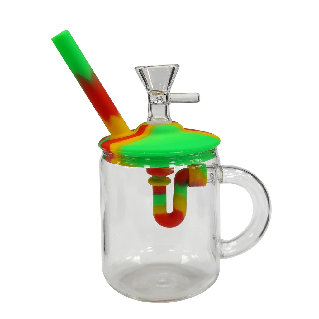 Bong con forma de taza transparente, asa lateral, tapa y tubo en verde, amarillo y rojo, y cazoleta transparente.