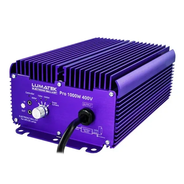 Balastro Lumatek Pro 1000W 400V de carcasa morada con aletas, selector giratorio frontal y cable de salida negro.