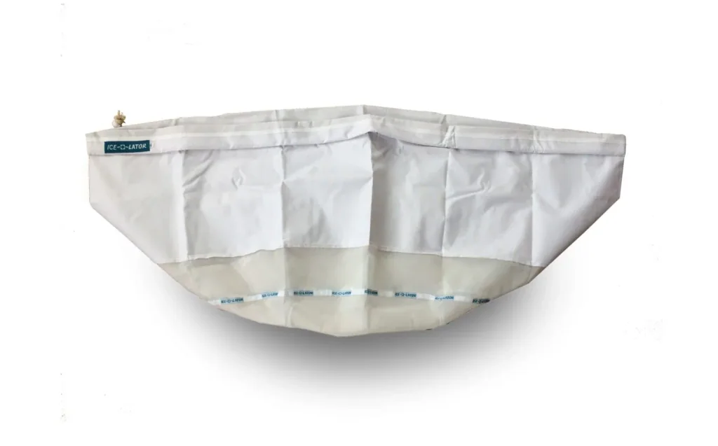 Bolsa Large Ice-O-Lator blanca extendida, con boca ancha, costuras verticales y una franja inferior de malla translúcida. Bolsa Large Ice-O-Lator blanca extendida, con boca ancha, costuras verticales y una franja inferior de malla translúcida.