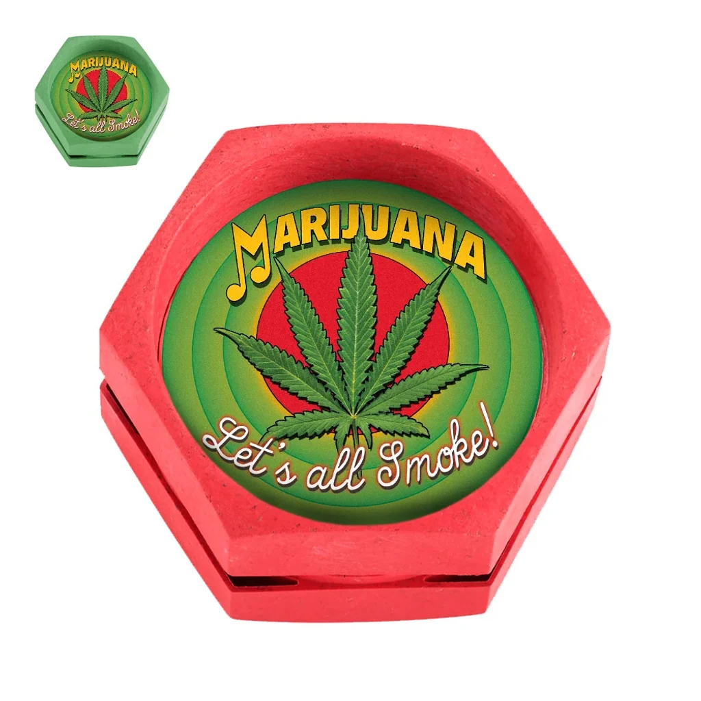 Grinder hexagonal rojo con hoja de cannabis y texto «Marijuana, Let's all Smoke!», junto a una vista pequeña de la variante verde.