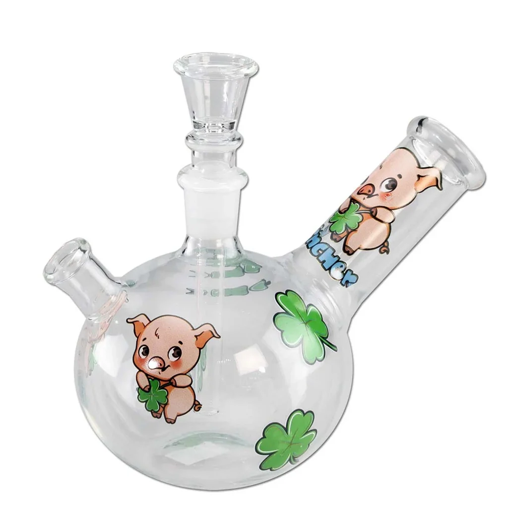 Bong Cristal Bubble Pig transparente, con cuerpo esférico, cuello inclinado y dibujos de cerditos y tréboles verdes sobre fondo blanco.