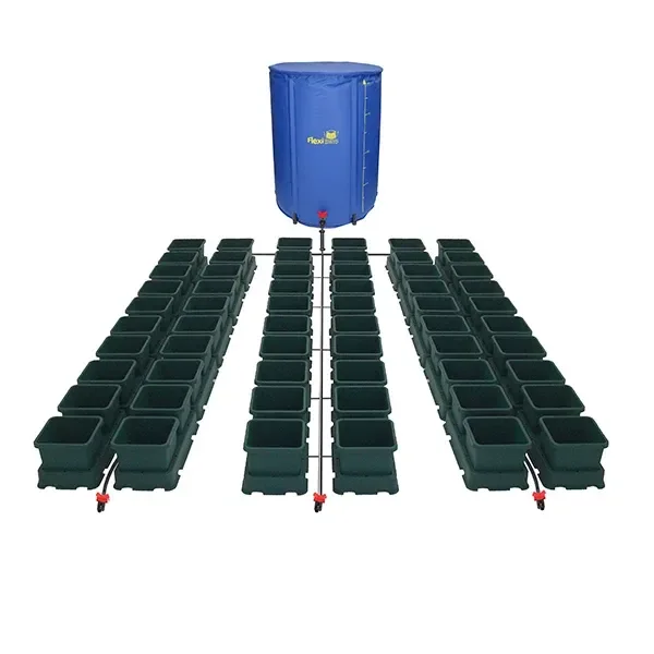 Sistema Easy2grow de AutoPot con hileras de macetas verdes conectadas por tuberías a un depósito azul elevado, sobre fondo blanco.