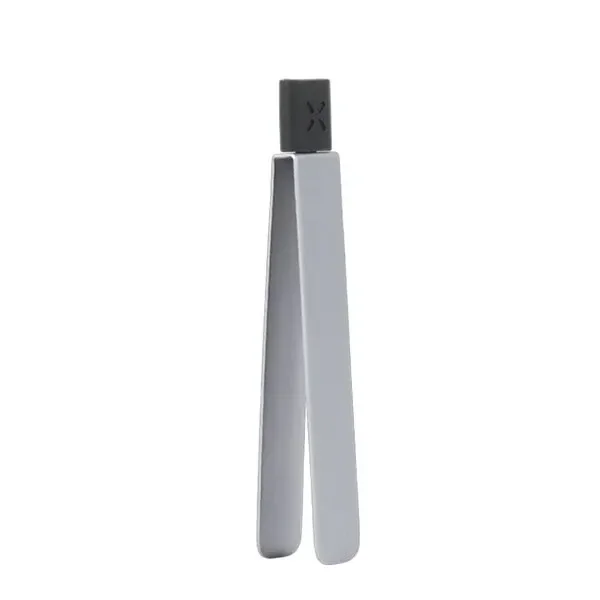 Pinzas PAX Tong M100 en posición vertical, con brazos grises ligeramente separados y pieza negra superior con el símbolo de PAX.