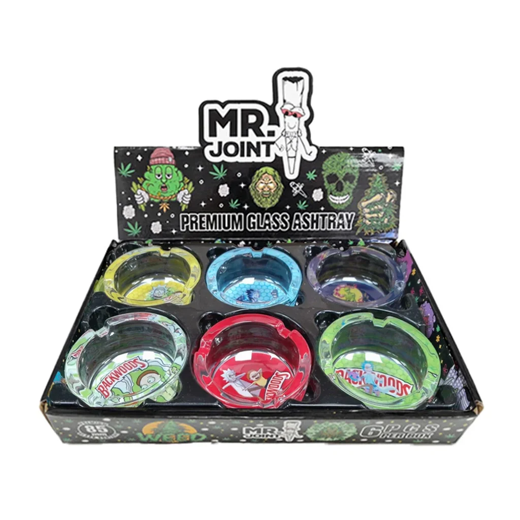 Expositor Mr. Joint con varios ceniceros de cristal de distintos colores y diseños, algunos con el texto Backwoods.