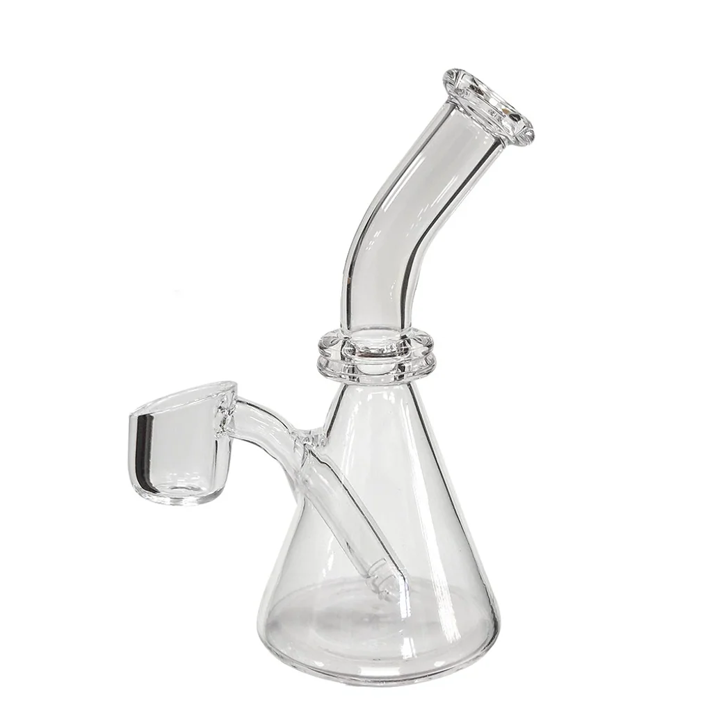 Bong BHO de cristal transparente con base cónica, cuello curvado y cazoleta lateral conectada a un tubo interior, sobre fondo blanco.