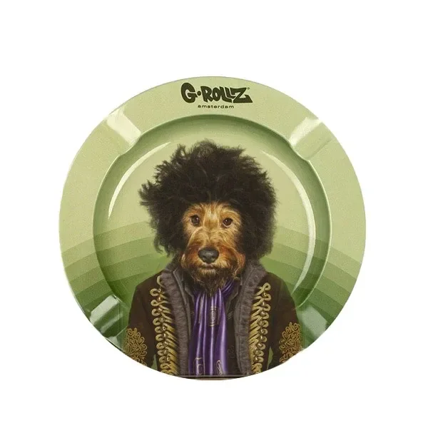 Cenicero circular verde G-Rollz con muescas en el borde y un perro ilustrado con pelo voluminoso, chaqueta ornamentada y pañuelo violeta.