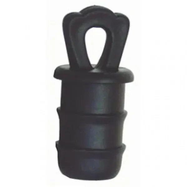 Tapón final negro para tubería de riego, con cuerpo escalonado, reborde superior y anilla de agarre sobre fondo blanco.