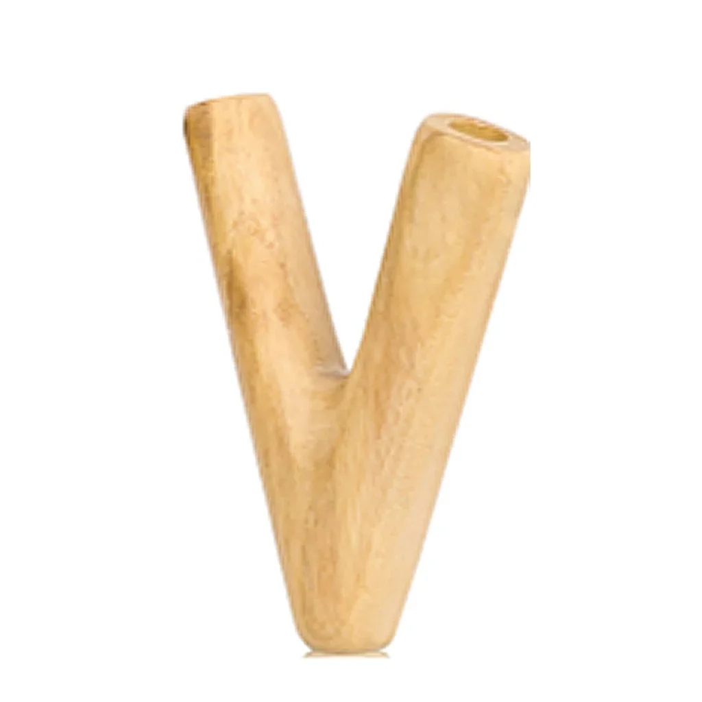 Pipa de madera clara en forma de V, con dos brazos alargados y un orificio visible en el extremo derecho, sobre fondo blanco.