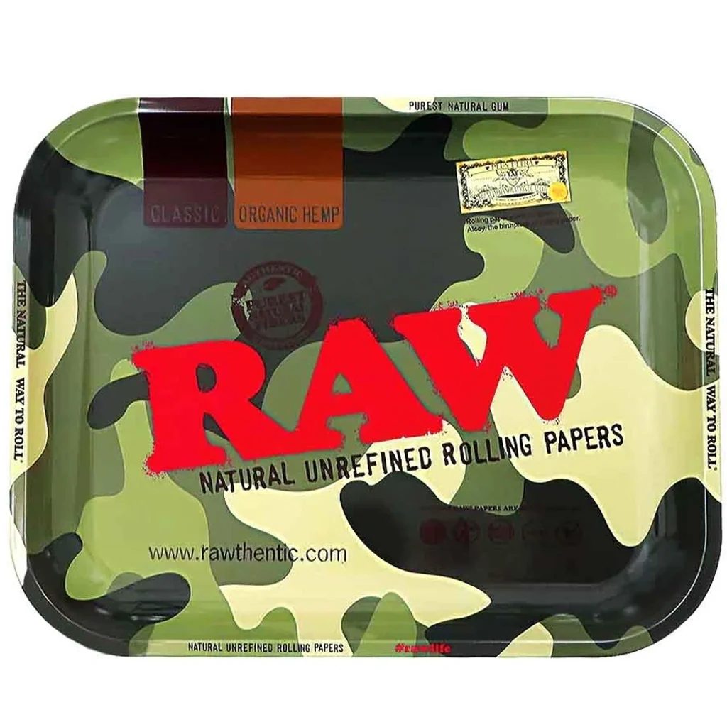 Bandeja RAW rectangular de esquinas redondeadas, con estampado de camuflaje verde y negro y gran logotipo rojo en el centro.