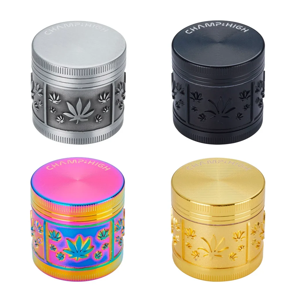 Selección de grinders CHAMP con hojas en relieve, en acabados plateado, negro, multicolor y dorado, sobre fondo blanco.