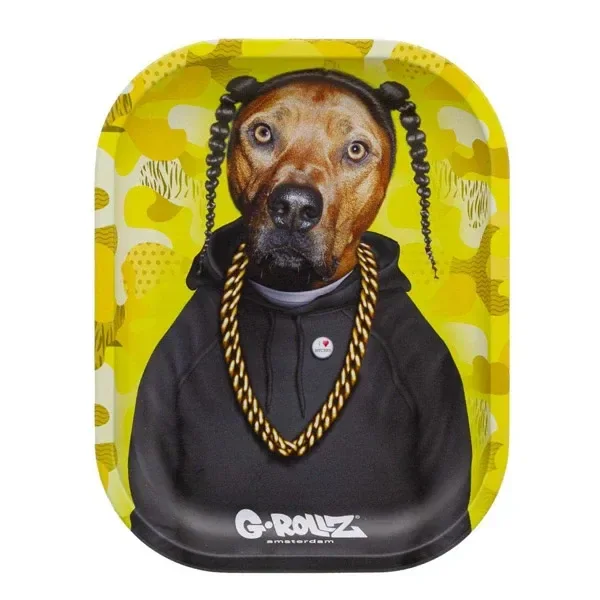 Bandeja G-Rollz Pets Rock Rap con un perro con trenzas, sudadera negra y cadena dorada sobre fondo amarillo estampado.