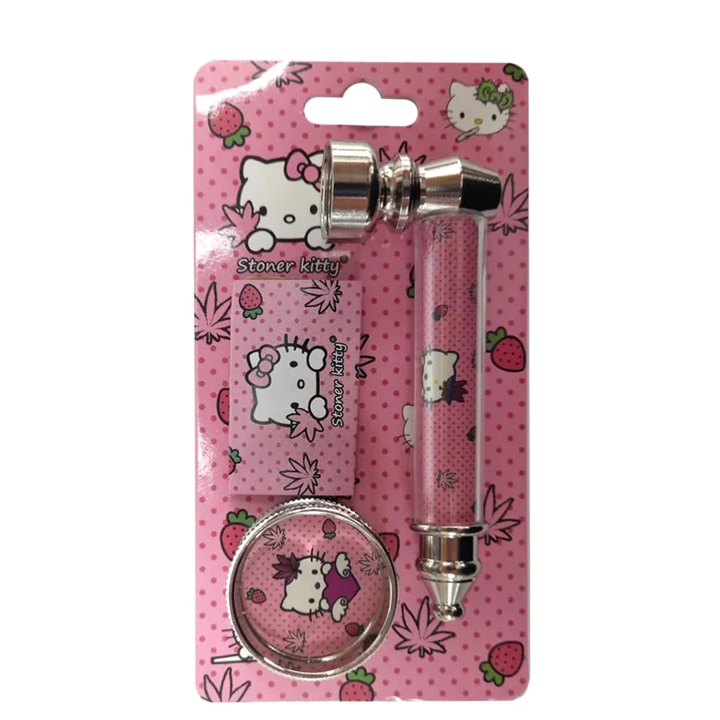Pipa rosa con piezas plateadas, accesorio rectangular y grinder circular en un blíster Stoner Kitty con gatitas, fresas y hojas.