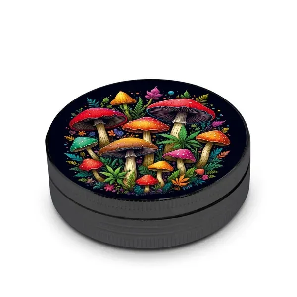 Grinder Metal Mushroom negro y redondo, con bordes estriados y una ilustración de setas multicolores y vegetación en la tapa.
