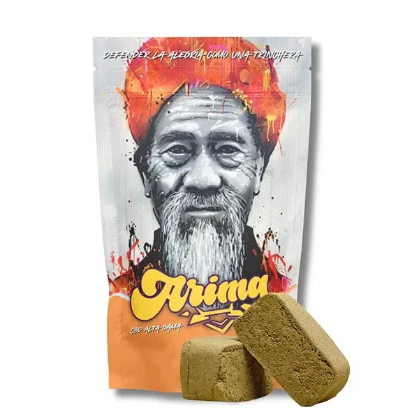 Bloques marrones de CBD Arima Hash Mousse delante de una bolsa con un retrato ilustrado de un hombre con barba y tocado naranja.