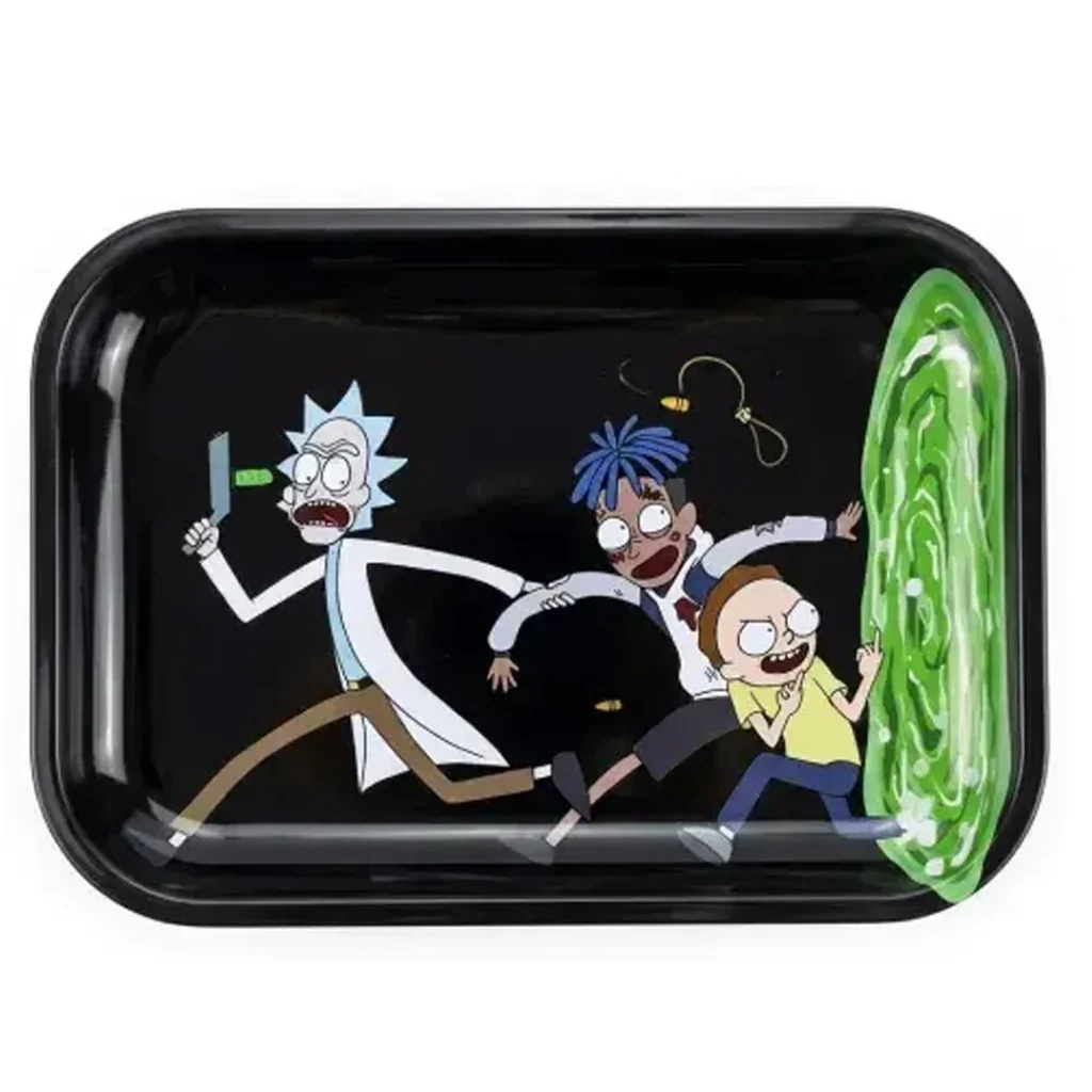 Bandeja rectangular negra Rick Gate con bordes elevados y personajes de dibujos animados corriendo hacia un portal verde.