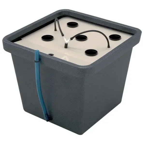 Sistema Aerofarm de General Hydroponics con depósito cuadrado gris, tapa clara con orificios, tubos superiores e indicador lateral azul.