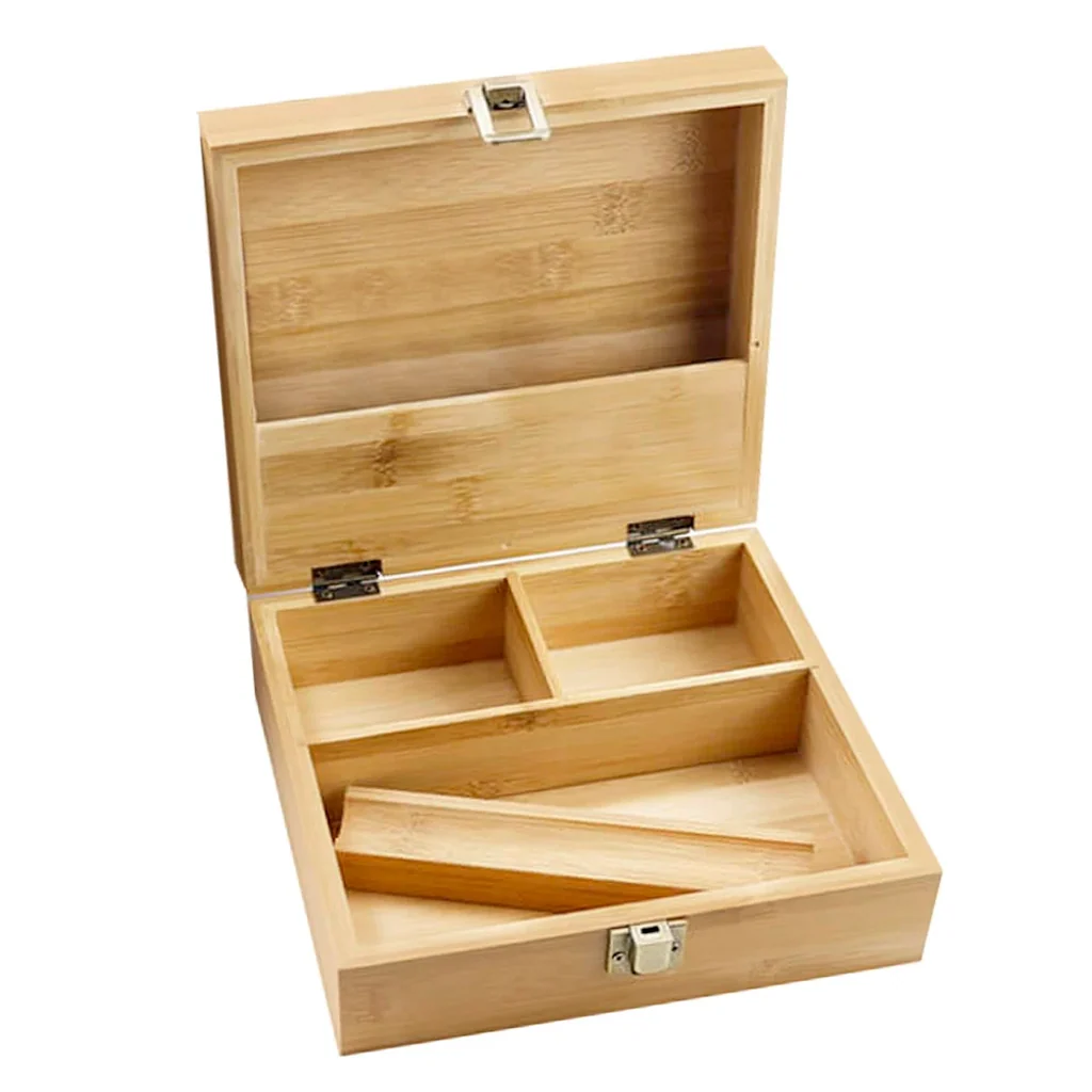 Caja Fumador Bamboo abierta, vista en perspectiva, con compartimentos interiores, pieza alargada extraíble y cierre metálico.