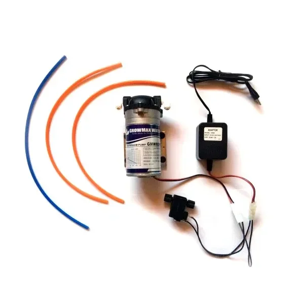 Bomba de presión GrowMax con tubos naranjas y azul, adaptador de corriente y cableado, dispuestos sobre fondo blanco.