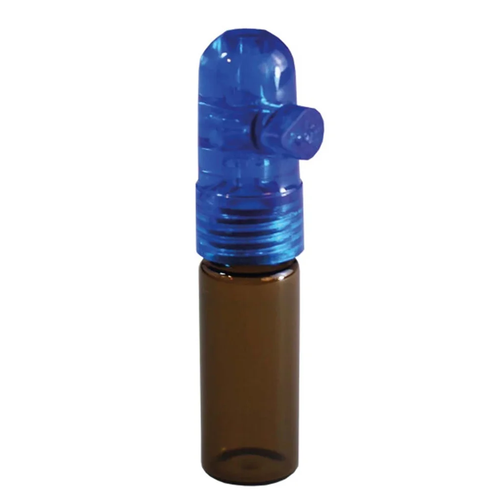 Dosificador M para liar, con depósito cilíndrico marrón y cabezal azul translúcido con una pieza saliente lateral, sobre fondo blanco. Dosificador M para liar, con depósito cilíndrico marrón y cabezal azul translúcido con una pieza saliente lateral, sobre fondo blanco.