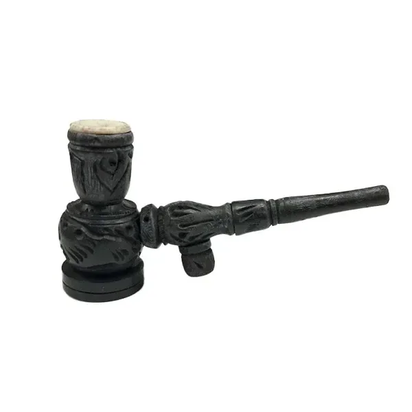 Pipa de madera oscura con motivos tallados, cazoleta vertical sobre una base circular y boquilla larga orientada a la derecha.