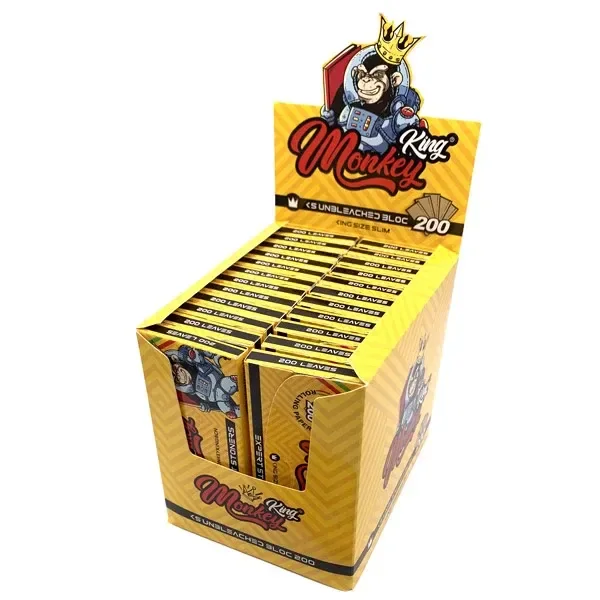 Expositor amarillo de papel Monkey King King Size Slim Unbleached, con varios librillos marcados con 200 hojas y un mono coronado.