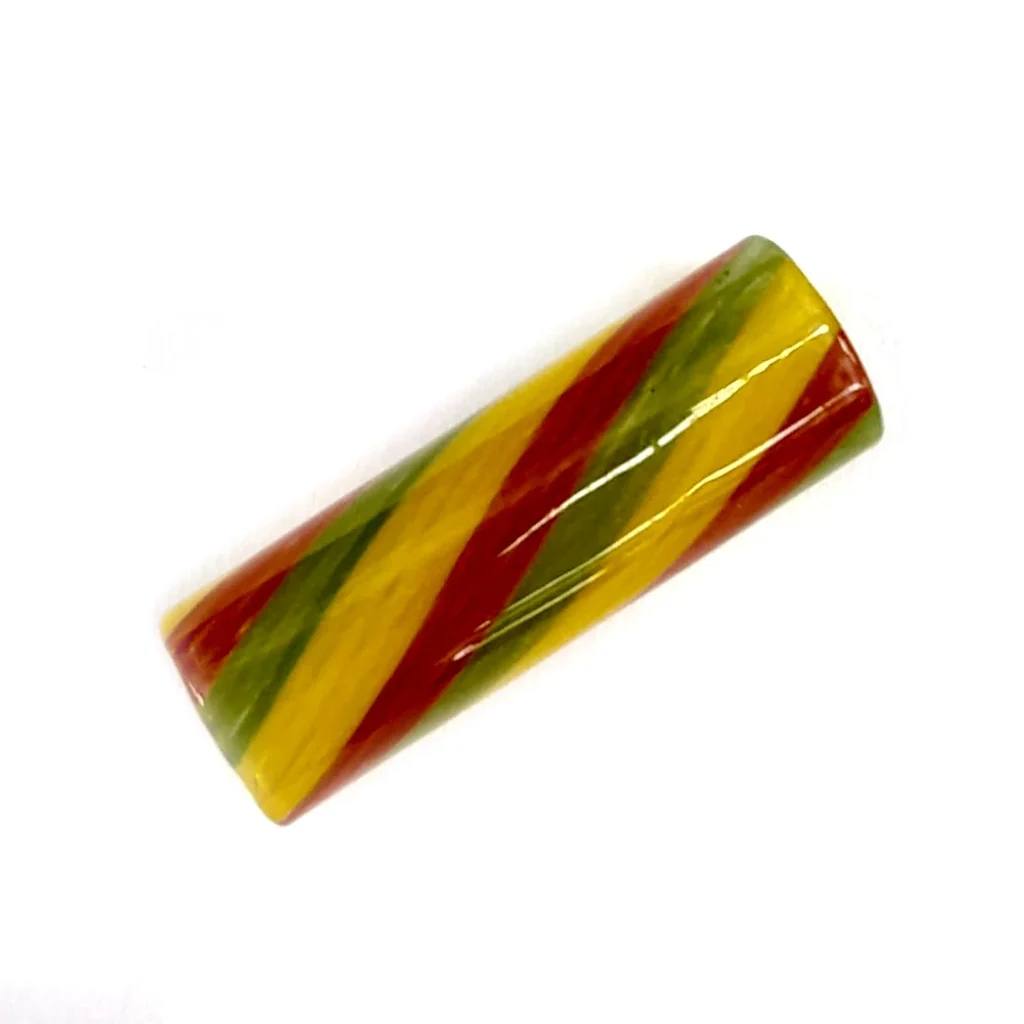 Filtro de cristal Jamaica de forma tubular, con franjas diagonales rojas, amarillas y verdes, colocado en diagonal sobre fondo blanco.