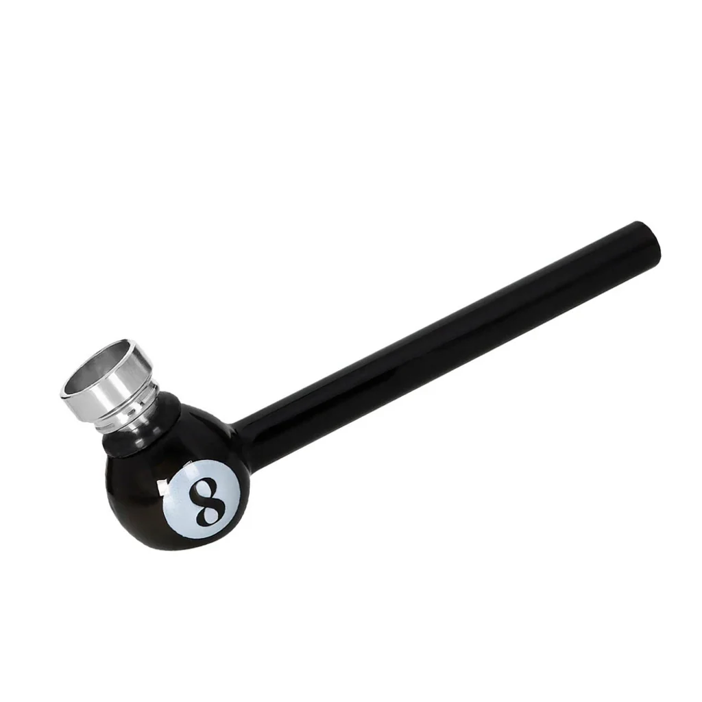 Pipa Eight Ball Bowl negra con tubo largo, cuerpo esférico decorado con un número 8 y cazoleta plateada inclinada sobre fondo blanco.
