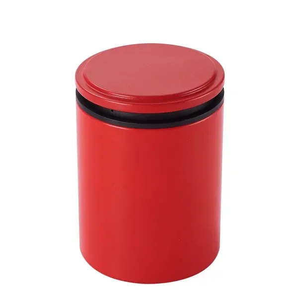 Cenicero Auto Cube CHAMP rojo, de cuerpo cilíndrico con tapa circular cerrada y una franja negra bajo el borde.