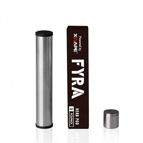 Depósito X-max Fyra XVAPE junto a un tubo plateado con extremos negros y una pieza corta con rejilla; la caja indica Herb Pod y 5 pcs/pack.