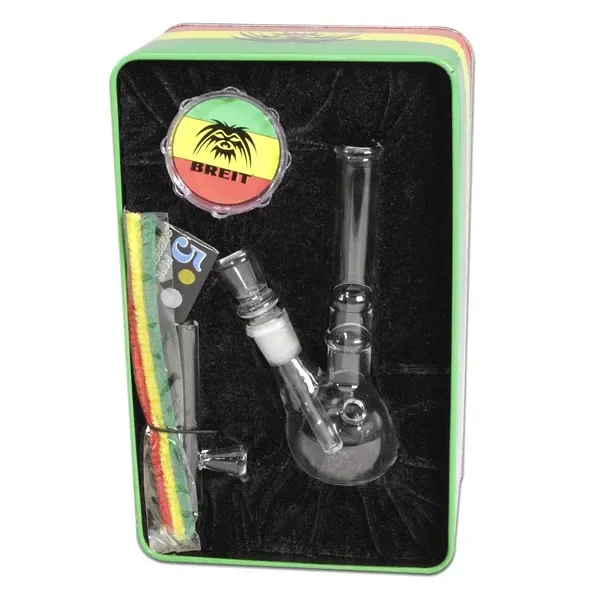 Estuche de borde verde e interior negro con un bong transparente, grinder con diseño de león y limpiadores de colores. Estuche de borde verde e interior negro con un bong transparente, grinder con diseño de león y limpiadores de colores.
