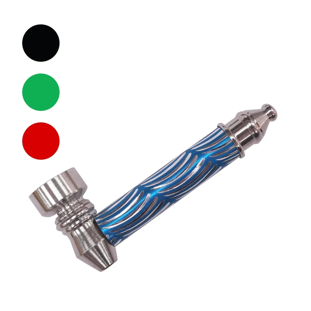 Pipa metálica en diagonal, con cuerpo azul decorado con curvas plateadas y cazoleta lateral; círculos negro, verde y rojo a la izquierda.