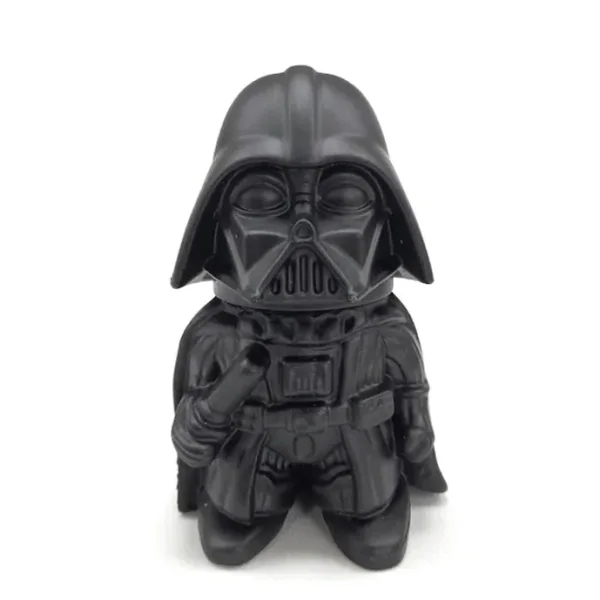 Grinder negro con forma de Darth Vader, visto de frente, con casco grande, máscara y detalles del traje sobre fondo blanco.