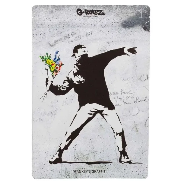 Bolsa G-Rollz con diseño Banksy's Flower Thrower: figura en blanco y negro lanzando un ramo de flores de colores sobre fondo gris.