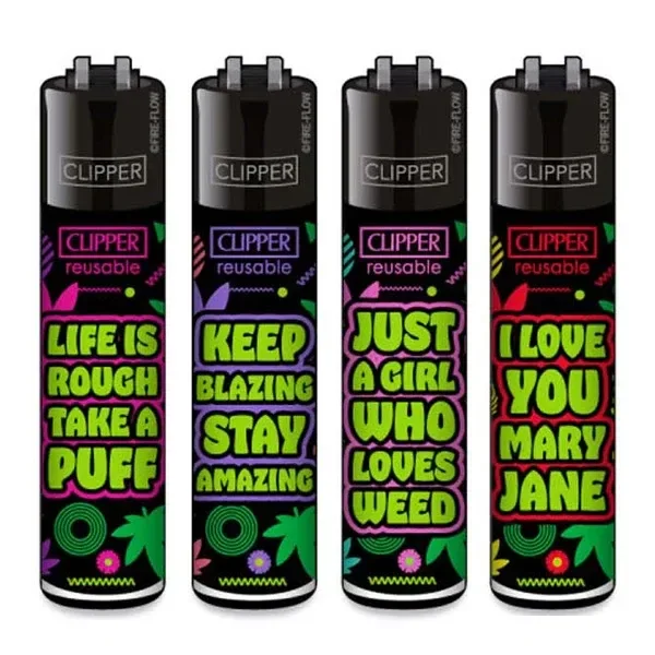 Modelos de mechero Clipper Statements con fondo negro, frases en verde y adornos de hojas y flores en colores vivos. Modelos de mechero Clipper Statements con fondo negro, frases en verde y adornos de hojas y flores en colores vivos.