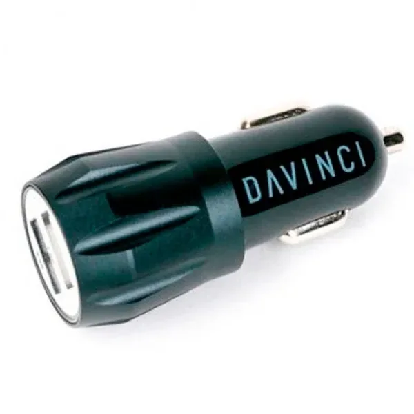 Cargador de coche USB Da Vinci IQ2 oscuro, visto en diagonal, con puerto USB frontal, contactos laterales y logotipo DAVINCI.