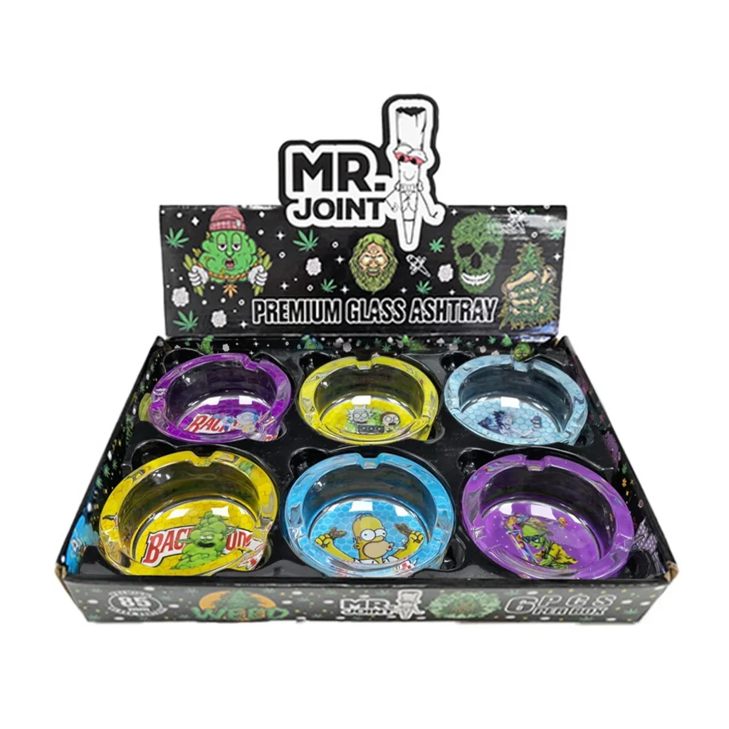 Expositor Mr. Joint con ceniceros de cristal en distintos modelos amarillos, azules y morados, decorados con dibujos de personajes.