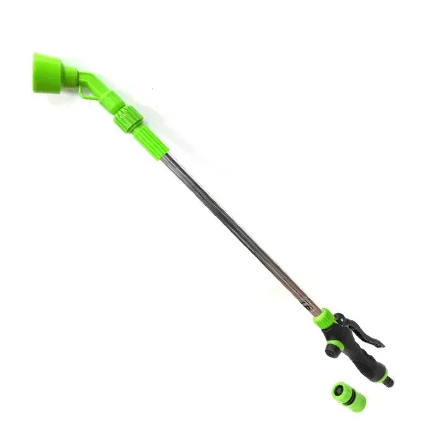 Lanza de riego extensible en diagonal, con tubo metálico, cabezal verde inclinado, empuñadura negra y adaptador separado. Lanza de riego extensible en diagonal, con tubo metálico, cabezal verde inclinado, empuñadura negra y adaptador separado.