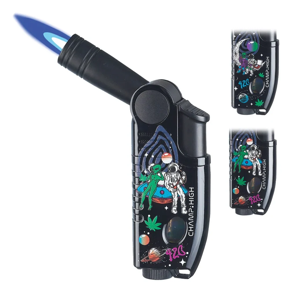 Mechero CHAMP Space negro con cabezal inclinado y llama azul, decorado con astronauta y alienígena, junto a dos variantes. Mechero CHAMP Space negro con cabezal inclinado y llama azul, decorado con astronauta y alienígena, junto a dos variantes.