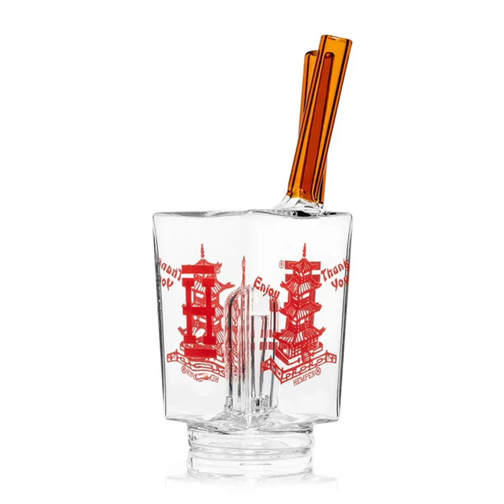Bong Hemper Chinese Takeout transparente, de cuerpo cuadrangular con dibujos rojos de pagodas y boquilla alargada ámbar.