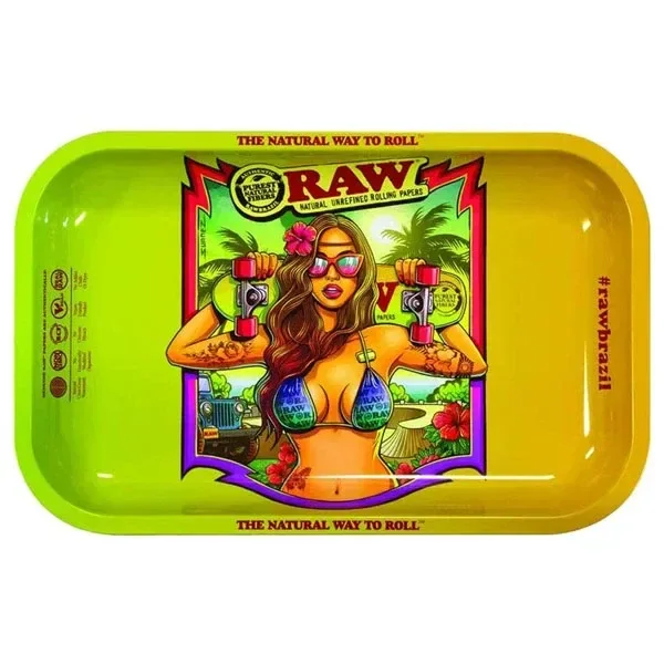 Bandeja RAW Brazil verde y amarilla con bordes redondeados e ilustración central de una mujer con gafas, bikini y monopatín.