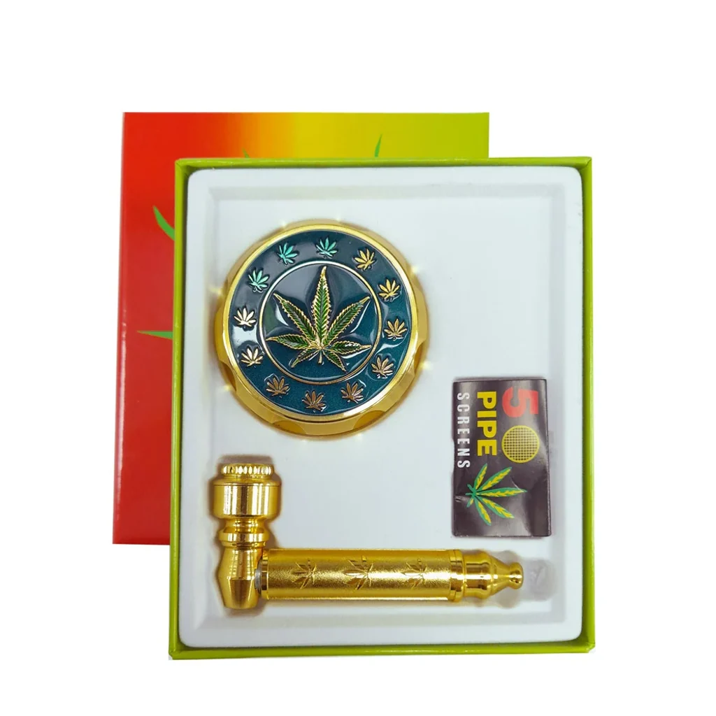 Estuche abierto con pipa dorada, accesorio circular decorado con hojas de cannabis y sobre de rejillas para pipa.