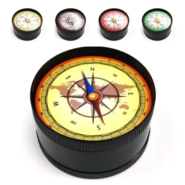 Grinder negro con diseño de brújula y mapamundi en la tapa amarilla, acompañado de vistas pequeñas de variantes en distintos colores.