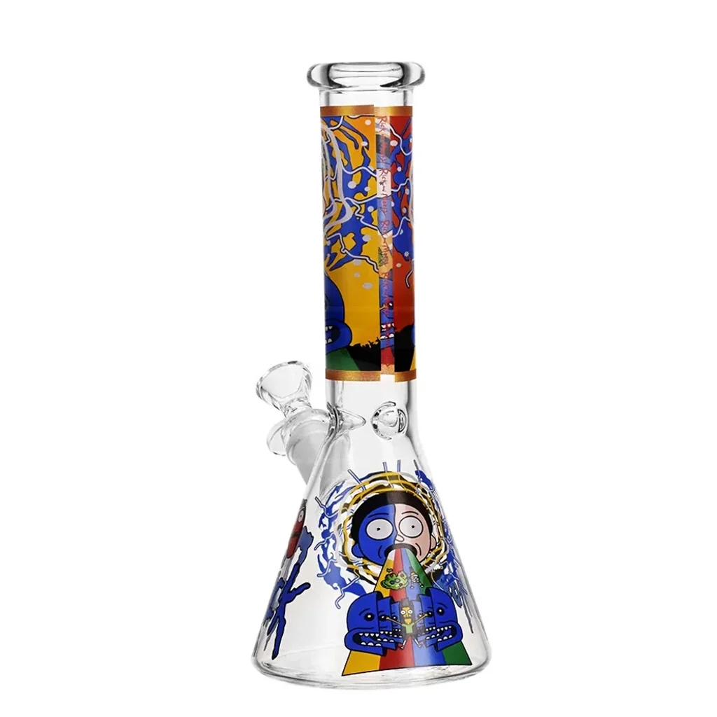 Bong de cristal transparente con base cónica, cuello recto, cazoleta lateral y dibujos multicolores de Ricky y Morty sobre fondo blanco.