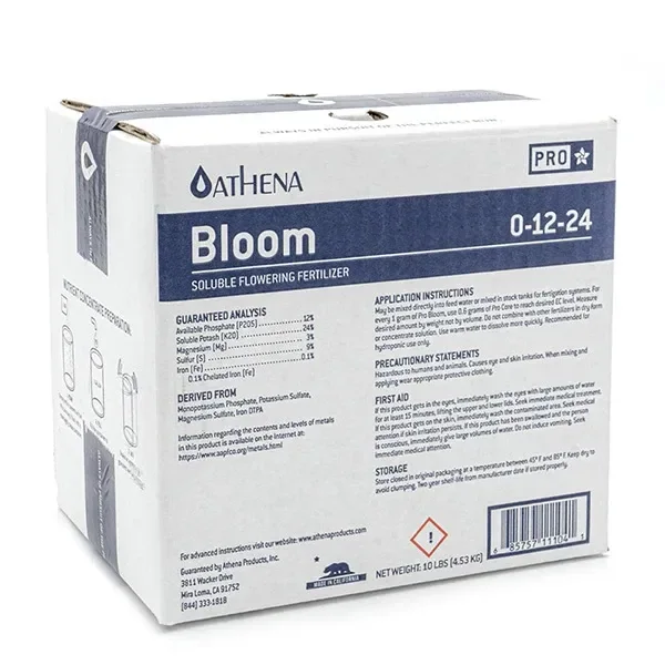 Caja blanca Athena Pro Bloom con franja azul, indicación 0-12-24 y texto «fertilizante soluble» en la etiqueta. Caja blanca Athena Pro Bloom con franja azul, indicación 0-12-24 y texto «fertilizante soluble» en la etiqueta.