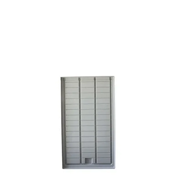 Bandeja gris de cultivo rectangular, vista desde arriba, con borde elevado y canales longitudinales sobre fondo blanco. Bandeja gris de cultivo rectangular, vista desde arriba, con borde elevado y canales longitudinales sobre fondo blanco.