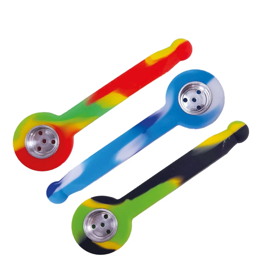 Selección de pipas alargadas de silicona con cazoleta metálica: diseños multicolor en rojo, amarillo y verde, azul y blanco, y negro y verde.