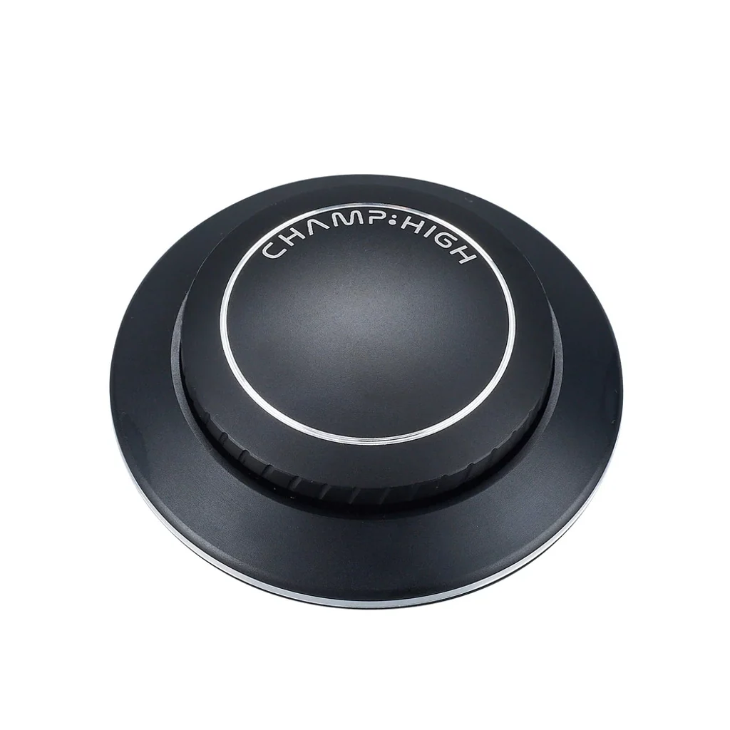 Grinder CHAMP negro con forma de ovni, tapa circular elevada, borde estriado y detalles plateados, visto en perspectiva.