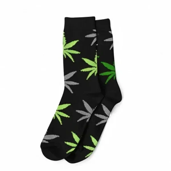 Calcetines negros de caña alta con motivos de hojas de cannabis en verde lima y gris claro, sobre fondo blanco.