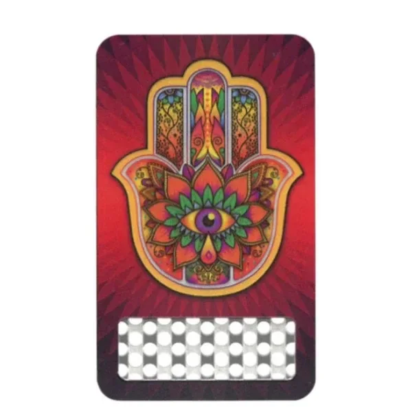 Grinder de tarjeta con una mano de Fátima multicolor y un ojo central sobre fondo rojo, con zona ralladora en la parte inferior. Grinder de tarjeta con una mano de Fátima multicolor y un ojo central sobre fondo rojo, con zona ralladora en la parte inferior.