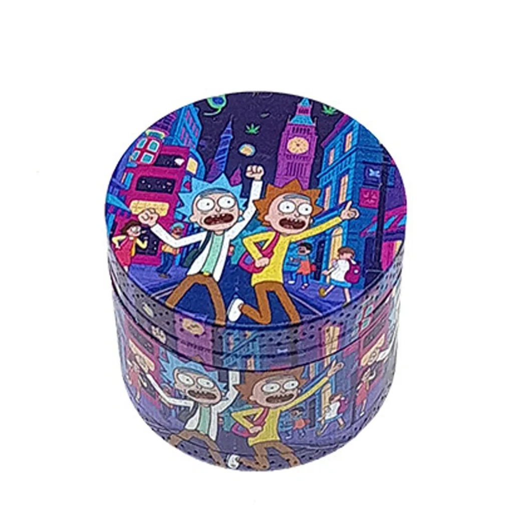 Grinder cilíndrico cerrado con ilustraciones de Rick y Morty en una escena londinense, en tonos morados, azules y rosas.